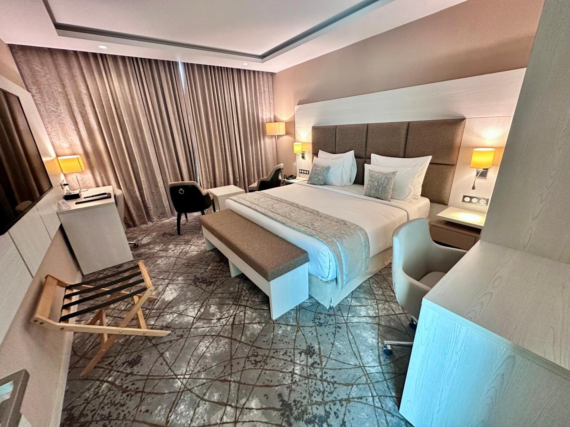 2H Hotel Oran Exteriör bild